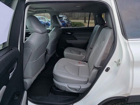 Used 2021 Toyota Highlander XLE image 18