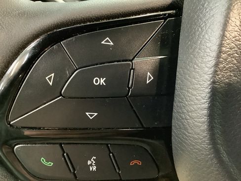 Used 2024 Chrysler Pacifica Limited w/ Uconnect Theater Family Group image 17