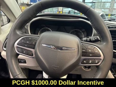 Used 2024 Chrysler Pacifica Touring-L image 19