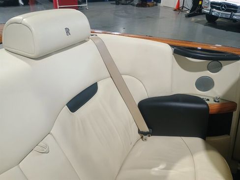 Used 2011 Rolls-Royce Phantom Drophead Coupe image 32
