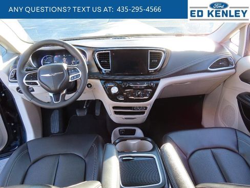 Used 2024 Chrysler Pacifica Limited FWD image 8