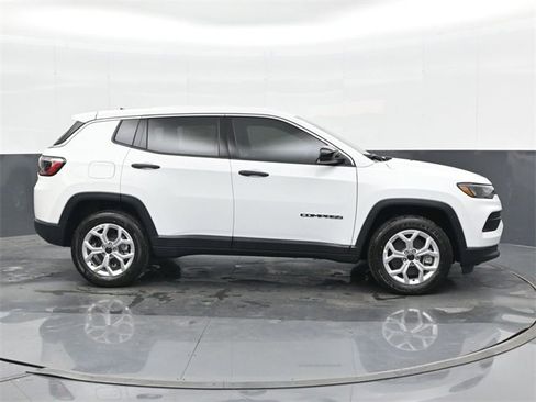 Used 2025 Jeep Compass Sport image 5
