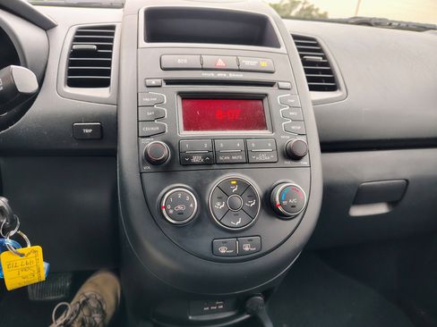 Used 2013 Kia Soul FWD image 3