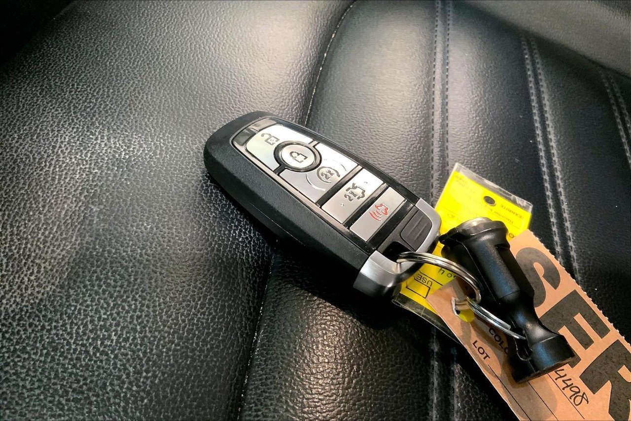 Used 2019 Ford Edge SEL w/ Equipment Group 201A FWD image 19