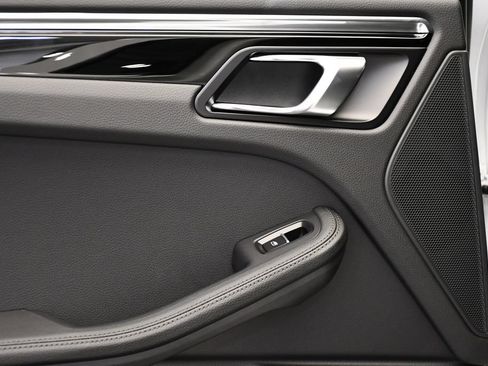 Certified 2025 Porsche Macan AWD/4WD image 43