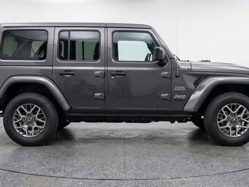 Used 2025 Jeep Wrangler Sahara image 11