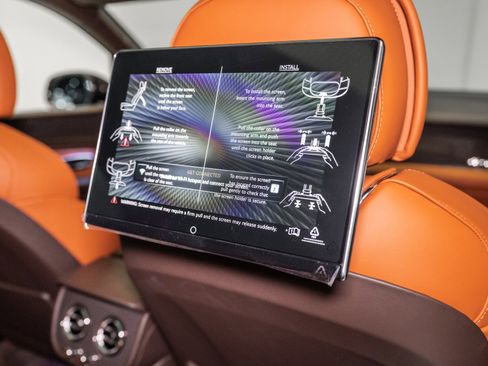 Used 2025 Bentley Bentayga image 27