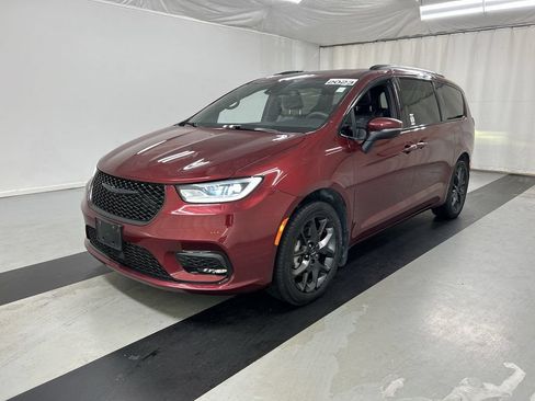 Used 2023 Chrysler Pacifica Touring-L w/ Uconnect Theater Family Group AWD/4WD image 5