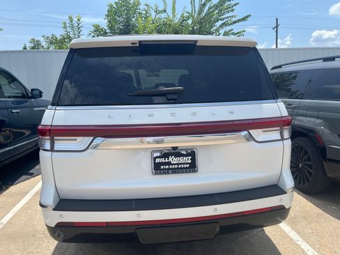 Used 2023 Lincoln Navigator Reserve AWD/4WD image 3