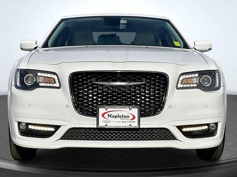 Used 2023 Chrysler 300 Touring L image 3