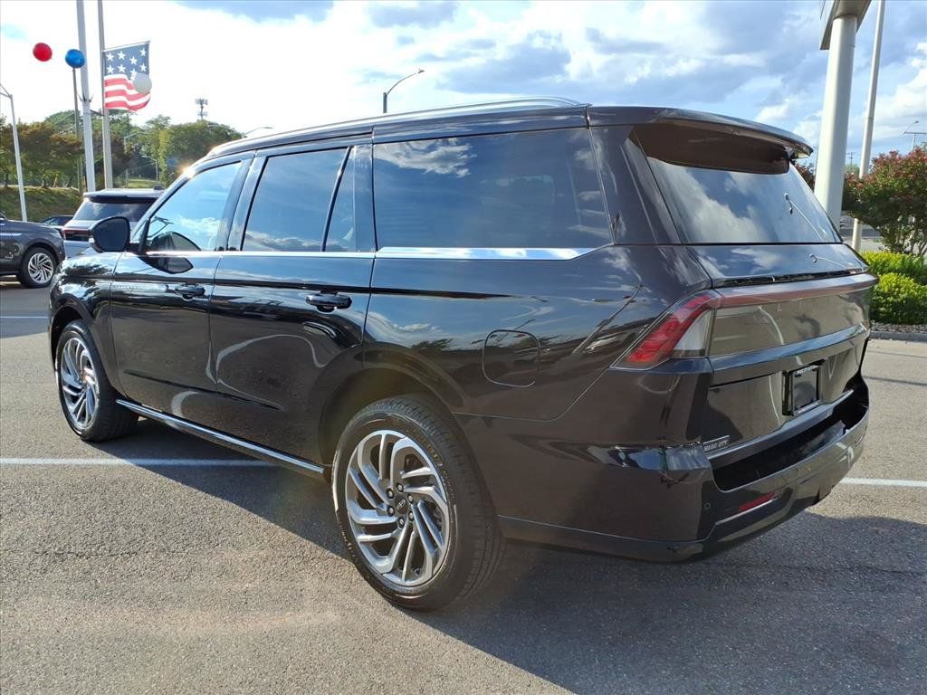 Used 2026 Lincoln Navigator Reserve AWD/4WD image 3