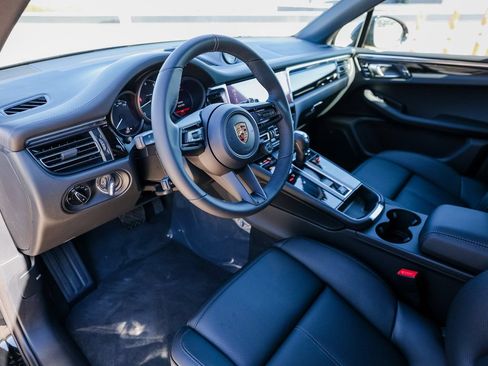 Certified 2026 Porsche Macan AWD/4WD image 4