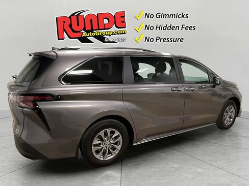 Used 2024 Toyota Sienna XLE image 4