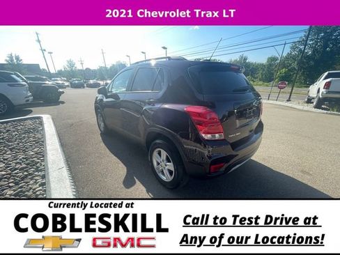 Used 2021 Chevrolet Trax LT w/ LT Convenience Package image 8
