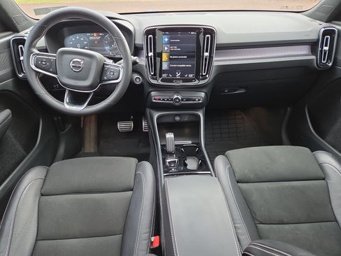 Used 2021 Volvo XC40 T5 R-Design w/ Climate Package image 23