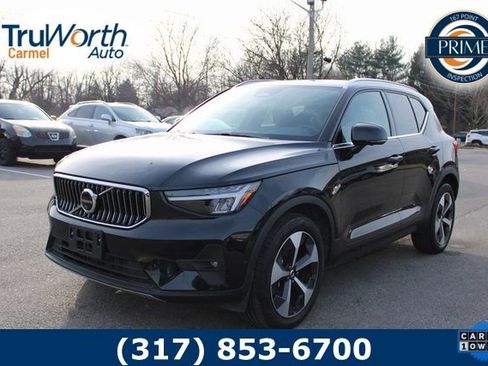 Used 2025 Volvo XC40 B5 Plus image 1