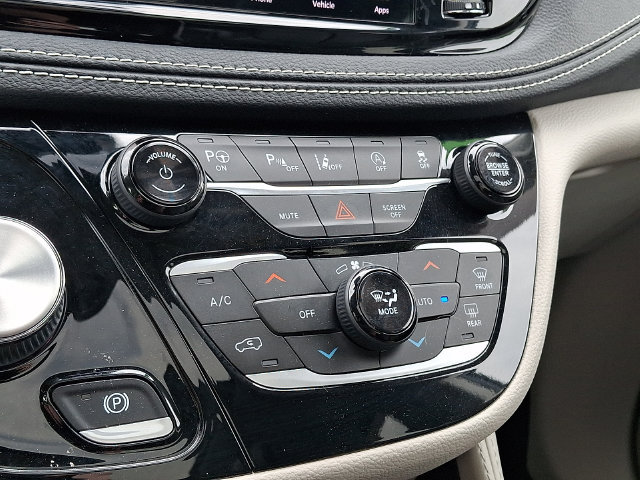 Used 2022 Chrysler Pacifica Limited AWD/4WD image 17