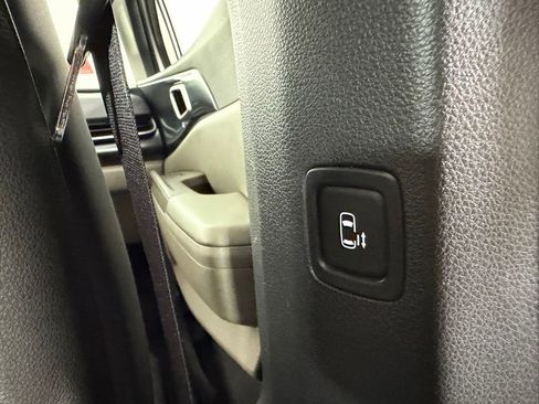 Used 2025 Kia Carnival FWD image 29