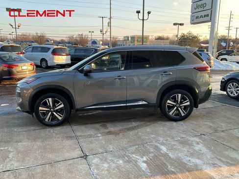 Used 2021 Nissan Rogue Platinum image 2