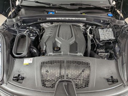 Certified 2023 Porsche Macan AWD/4WD image 26