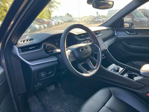Used 2024 Jeep Grand Cherokee Limited AWD/4WD image 2