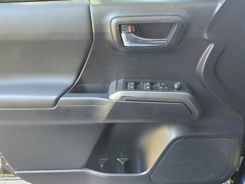 Used 2019 Toyota Tacoma TRD Off-Road w/ Technology Package AWD/4WD image 28