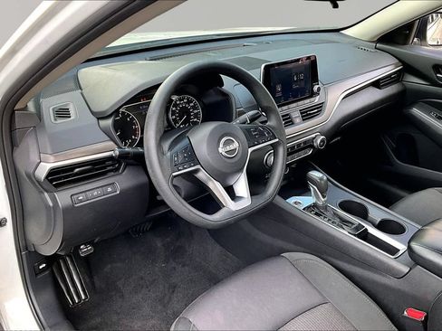 Used 2025 Nissan Altima 2.5 SV FWD image 14