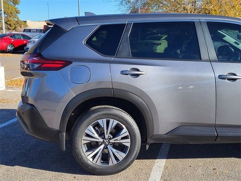 Used 2023 Nissan Rogue SV image 4