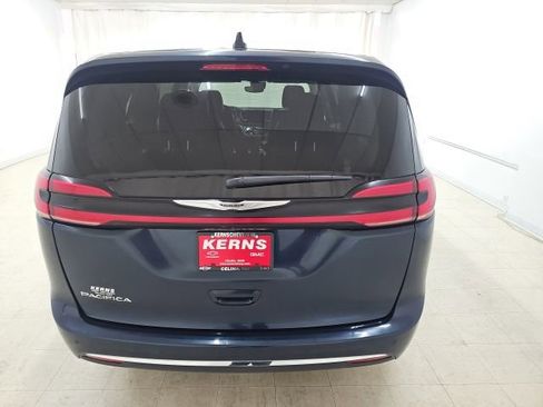 Used 2023 Chrysler Pacifica Touring-L FWD image 18