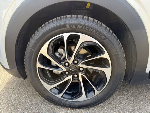 Used 2023 Chevrolet Bolt EUV Premier w/ Sun & Sound Package image 8