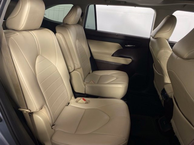 Used 2021 Toyota Highlander XLE AWD/4WD image 17
