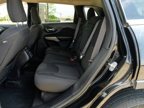 Used 2017 Jeep Cherokee Latitude w/ Safety/Convenience Group image 39