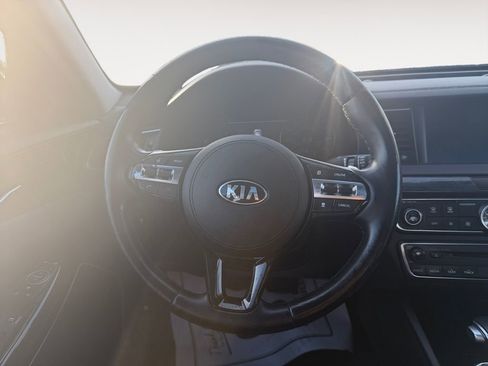 Used 2017 Kia Cadenza Limited image 12