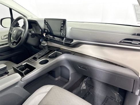 Used 2023 Toyota Sienna Limited FWD image 47