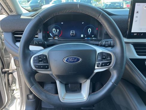 Used 2025 Ford Explorer Active AWD/4WD image 9