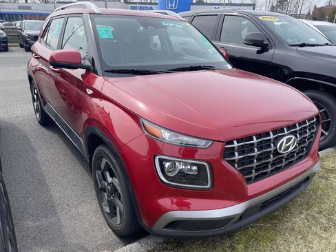 Used 2023 Hyundai Venue Limited image 1