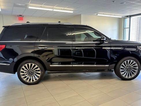 Certified 2019 Lincoln Navigator Reserve AWD/4WD image 3