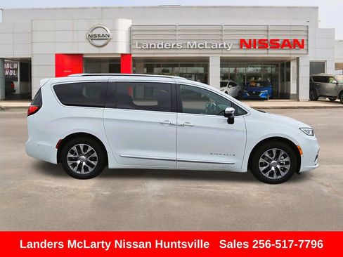 Used 2025 Chrysler Pacifica Pinnacle FWD image 2