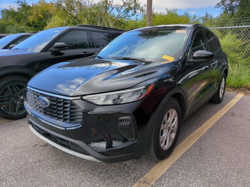 Used 2023 Ford Escape Active w/ Tech Pack #2 FWD image 3
