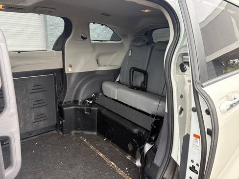 Used 2021 Toyota Sienna Limited FWD image 27