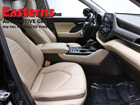 Used 2021 Toyota Highlander XLE AWD/4WD image 25