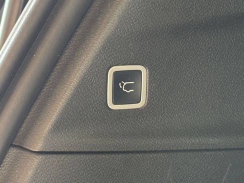 Used 2025 Chrysler Pacifica Limited FWD image 25