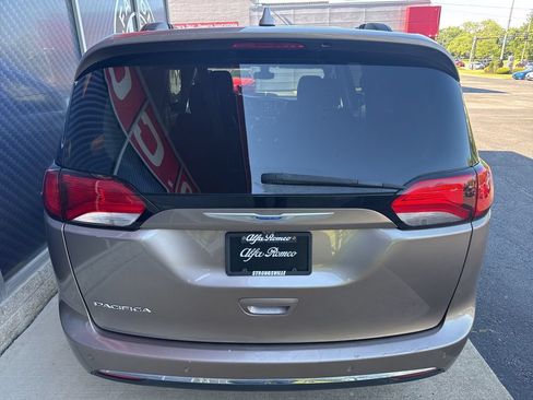 Used 2017 Chrysler Pacifica Touring-L FWD image 11