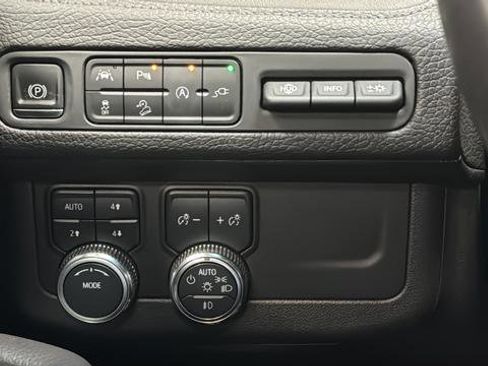 Used 2021 GMC Yukon Denali w/ Denali Premium Package image 33