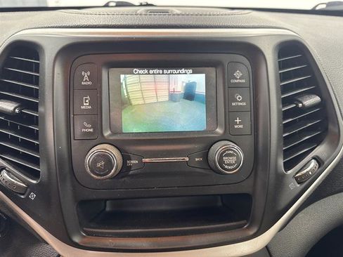 Used 2015 Jeep Cherokee Sport FWD image 15