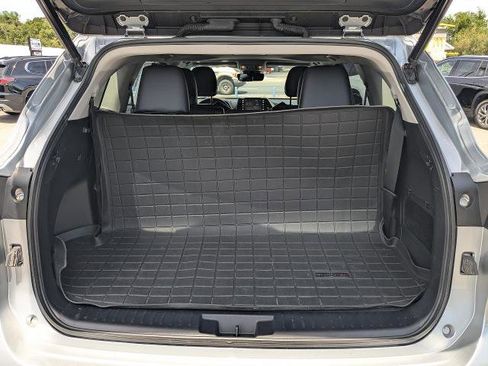 Used 2021 Toyota Highlander XLE FWD image 12