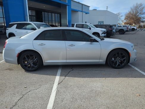 Used 2022 Chrysler 300 Touring w/ Sport Appearance Package image 8