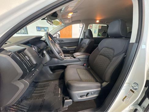 Used 2024 Nissan Pathfinder SV AWD/4WD image 5