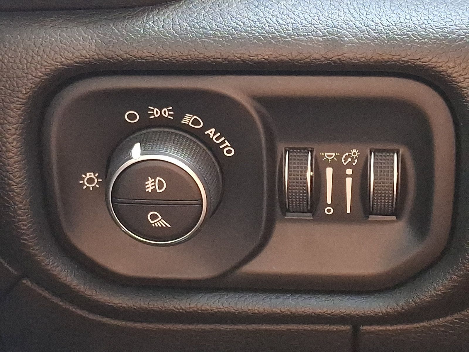 Used 2023 RAM 1500 Laramie AWD/4WD image 28