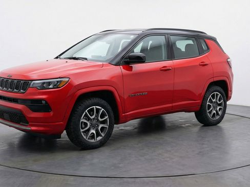 Used 2025 Jeep Compass Trailhawk AWD/4WD image 3